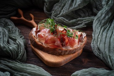 Брускетта с хамоном и вяленными томатами. фото